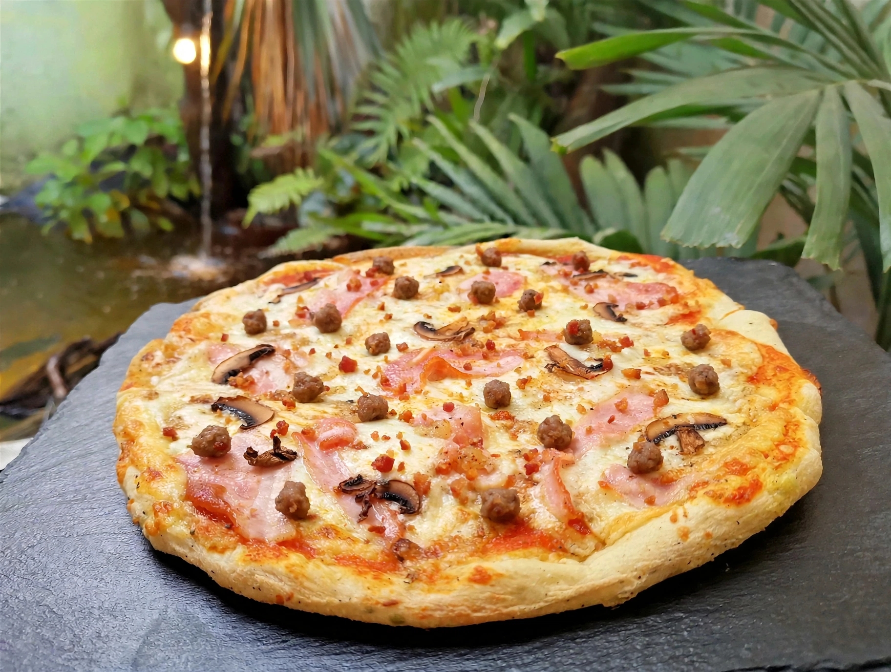 Pizza masa madre Triada (lomo, res Panceta)